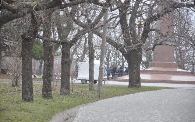 В Одессе группа юношей сушила ноги на Вечном огне (ФОТО, ВИДЕО) Фото № 0 В Одессе группа юношей сушила ноги на Вечном огне (ФОТО, ВИДЕО) Фото № 0