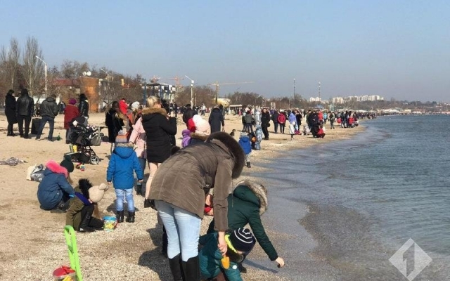 Воскресный день одесситы провели на пляжах Фото № 3 Воскресный день одесситы провели на пляжах Фото № 3