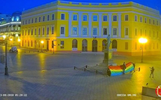 В Одессе развернули огромный ЛГБТ флаг Фото № 0 В Одессе развернули огромный ЛГБТ флаг Фото № 0