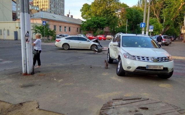 Вечернее ДТП в Одессе: иномарка снесла дорожный знак (ФОТО) Фото № 2 Вечернее ДТП в Одессе: иномарка снесла дорожный знак (ФОТО) Фото № 2