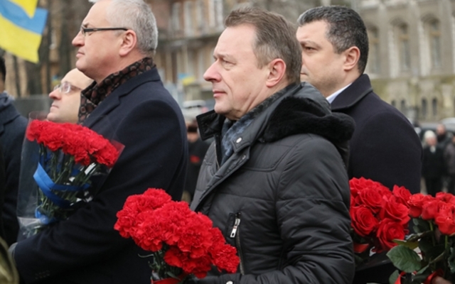 День Соборности в Одессе: цветы у памятника Шевченко Фото № 12 День Соборности в Одессе: цветы у памятника Шевченко Фото № 12