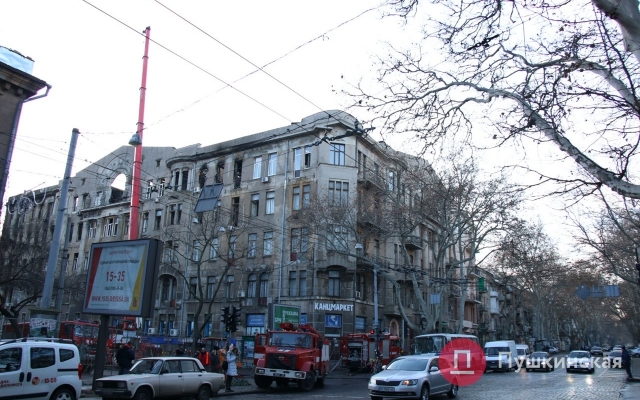 Спасатели продолжают работать на месте пожара Фото № 6 Спасатели продолжают работать на месте пожара Фото № 6