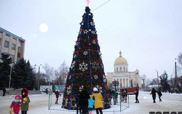 В Болграде зажгли главную ёлку города Фото № 0 В Болграде зажгли главную ёлку города Фото № 0