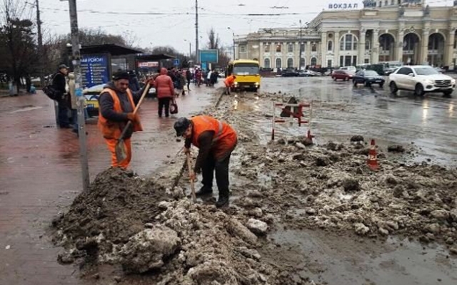Коммунальщики чистят ливнёвки в Одессе Фото № 3 Коммунальщики чистят ливнёвки в Одессе Фото № 3