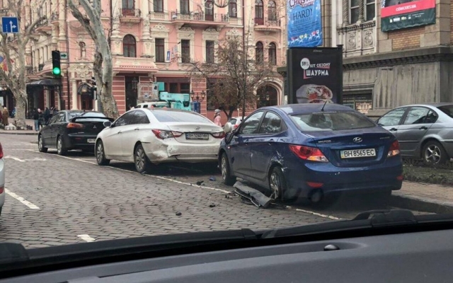 В центре Одессы джип протаранил автомобили и скрылся (ФОТО) Фото № 3 В центре Одессы джип протаранил автомобили и скрылся (ФОТО) Фото № 3