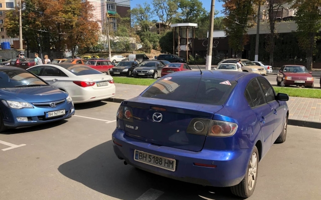 Автохамка возле KADORR представилась женой полицейского (ФОТО) Фото № 1 Автохамка возле KADORR представилась женой полицейского (ФОТО) Фото № 1