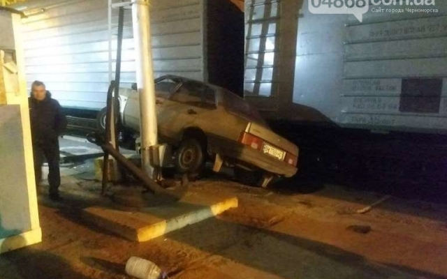 В Черноморске на паромной переправе автомобиль наехал на металлическую опору Фото № 0 В Черноморске на паромной переправе автомобиль наехал на металлическую опору Фото № 0