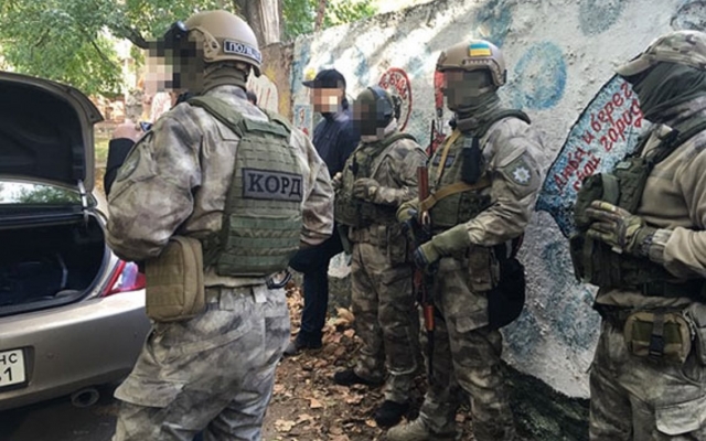 По городу одессит разъезжал на автомобиле с целым арсеналом оружия Фото № 4 По городу одессит разъезжал на автомобиле с целым арсеналом оружия Фото № 4