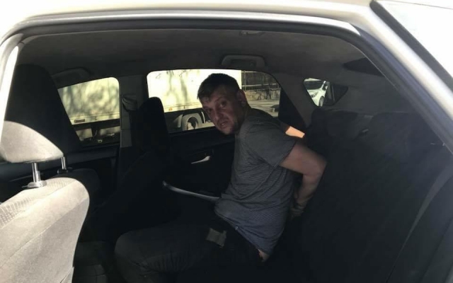 Около парка Шевченко футболист проколол колёса двум автомобилям Фото № 0 Около парка Шевченко футболист проколол колёса двум автомобилям Фото № 0