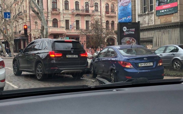 В центре Одессы джип протаранил автомобили и скрылся (ФОТО) Фото № 0 В центре Одессы джип протаранил автомобили и скрылся (ФОТО) Фото № 0