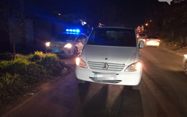 Девочка-подросток оказалась под колёсами авто, у пострадавшей переломаны обе ноги Фото № 1 Девочка-подросток оказалась под колёсами авто, у пострадавшей переломаны обе ноги Фото № 1