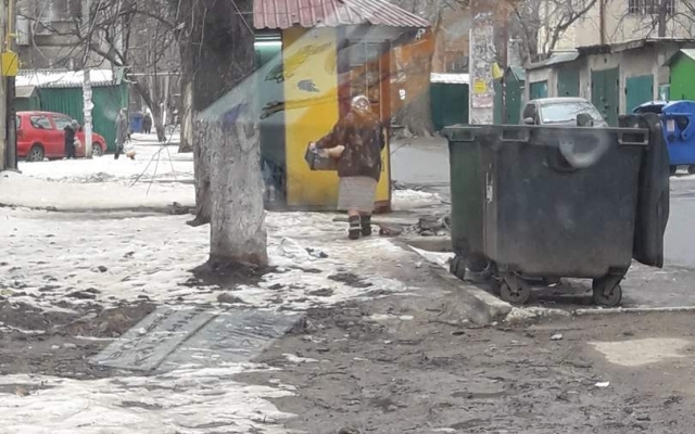 В Одессе в хлебный киоск занесли хлеб из мусорорного бака (ФОТО) Фото № 2 В Одессе в хлебный киоск занесли хлеб из мусорорного бака (ФОТО) Фото № 2