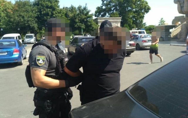 Черноморск: участковый офицер попался на взятке (ФОТО) Фото № 1 Черноморск: участковый офицер попался на взятке (ФОТО) Фото № 1