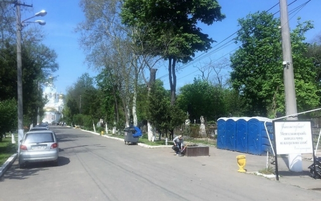 Поминальные дни: для одесситов на кладбищах города установлены туалеты и подвоз воды Фото № 6 Поминальные дни: для одесситов на кладбищах города установлены туалеты и подвоз воды Фото № 6