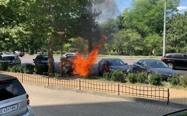 На проспекте Шевченко горел BMW (ФОТО, ВИДЕО) Фото № 0 На проспекте Шевченко горел BMW (ФОТО, ВИДЕО) Фото № 0
