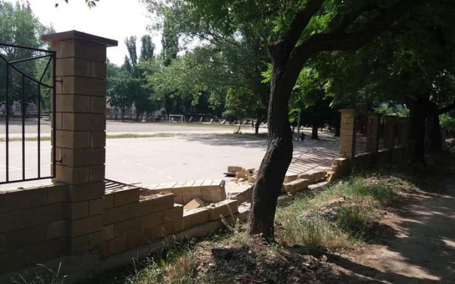 Вандалы сломали один из заборов на Таирова (ФОТО) Фото № 3 Вандалы сломали один из заборов на Таирова (ФОТО) Фото № 3