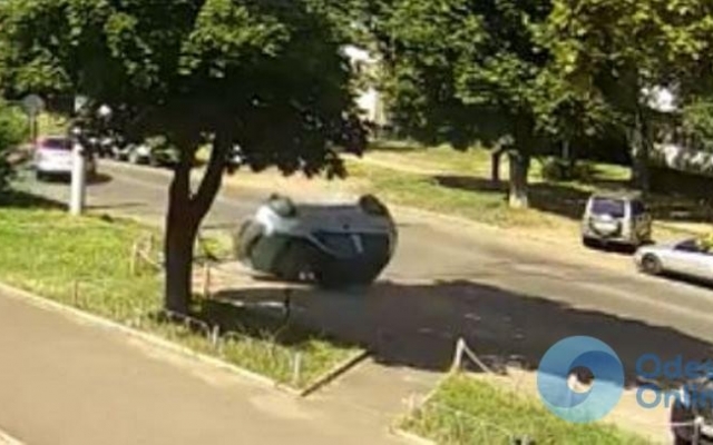 Одесса: автомобиль на ходу перевернулся (ВИДЕО) Фото № 0 Одесса: автомобиль на ходу перевернулся (ВИДЕО) Фото № 0