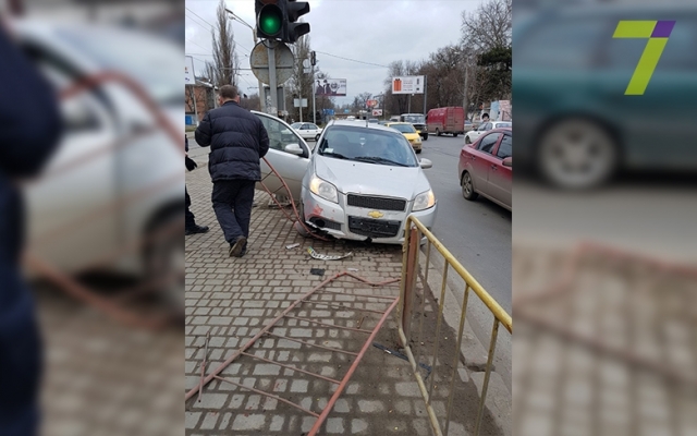 В Одессе Chevrolet снёс забор (ФОТО) Фото № 0 В Одессе Chevrolet снёс забор (ФОТО) Фото № 0