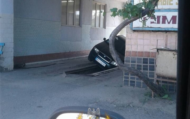 В Подольске автомобиль провалился в яму (ФОТО) Фото № 0 В Подольске автомобиль провалился в яму (ФОТО) Фото № 0