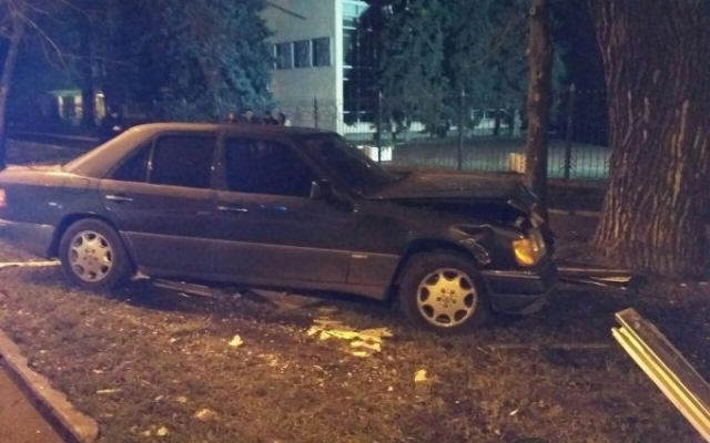На проспекте Шевченко водитель не справился с управлением и врезался в рекламный щит Фото № 1 На проспекте Шевченко водитель не справился с управлением и врезался в рекламный щит Фото № 1