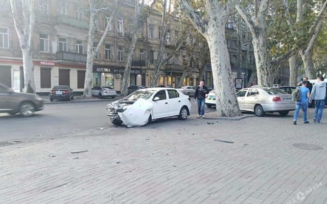 На Базарной столкнулись два автомобиля Фото № 2 На Базарной столкнулись два автомобиля Фото № 2