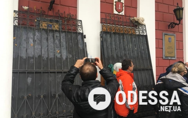 Активисты сняли ворота Летнего театра в Горсаду и забаррикадировали ими вход в Одесскую мэрию Фото № 1 Активисты сняли ворота Летнего театра в Горсаду и забаррикадировали ими вход в Одесскую мэрию Фото № 1