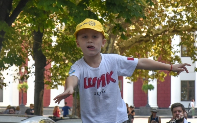 Два маленьких одессита на ходулях установили новые рекорды (ФОТО) Фото № 3 Два маленьких одессита на ходулях установили новые рекорды (ФОТО) Фото № 3