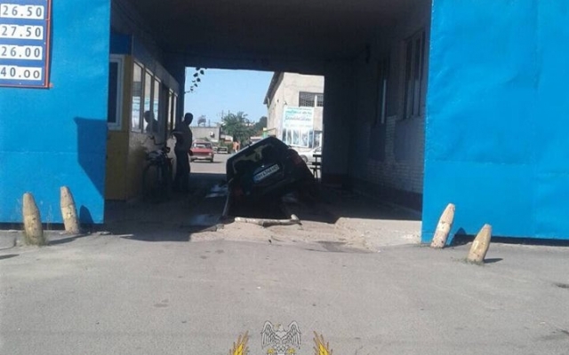 В Подольске автомобиль провалился в яму (ФОТО) Фото № 1 В Подольске автомобиль провалился в яму (ФОТО) Фото № 1