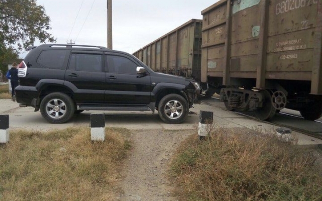 Авария на железнодорожных путях, поезд снёс переднюю часть джипа Фото № 0 Авария на железнодорожных путях, поезд снёс переднюю часть джипа Фото № 0