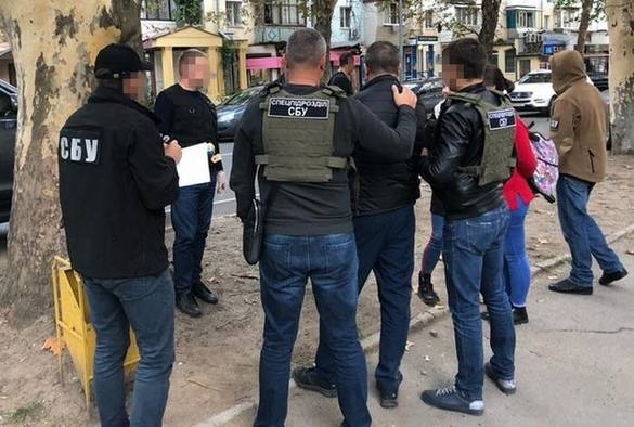 Одесский таможенник требовал взятки за ввоз импортных автомобилей Фото № 1 Одесский таможенник требовал взятки за ввоз импортных автомобилей Фото № 1