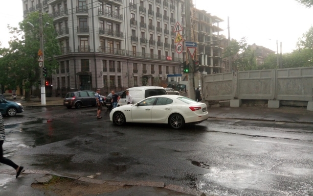 В Одессе Maserati врезался в микроавтобус (ФОТО, ВИДЕО) Фото № 6 В Одессе Maserati врезался в микроавтобус (ФОТО, ВИДЕО) Фото № 6