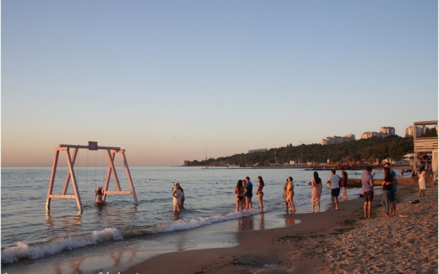 К качелям в море выстраивается очередь (ФОТО) Фото № 1 К качелям в море выстраивается очередь (ФОТО) Фото № 1