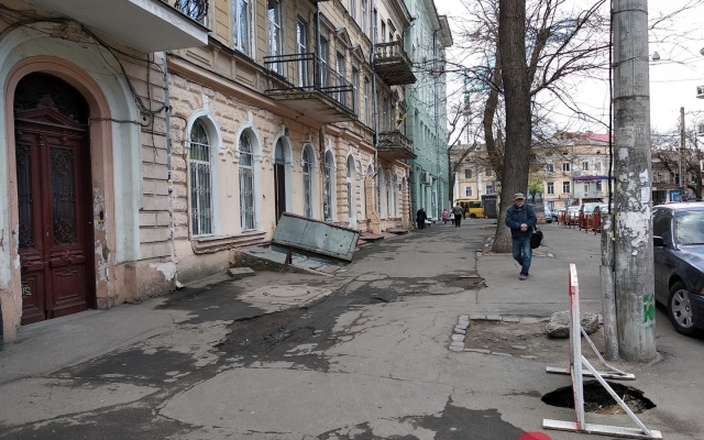 Жители Одессы жалуются на провал на тротуаре в центре города (ФОТО) Фото № 7 Жители Одессы жалуются на провал на тротуаре в центре города (ФОТО) Фото № 7