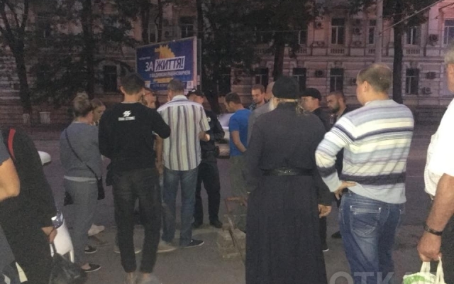 Одесские активисты против юнипаркеров перед монастырём Фото № 2 Одесские активисты против юнипаркеров перед монастырём Фото № 2