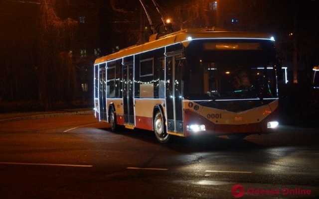 Одесский парад троллейбусов стартовал в День Святого Николая Фото № 3 Одесский парад троллейбусов стартовал в День Святого Николая Фото № 3