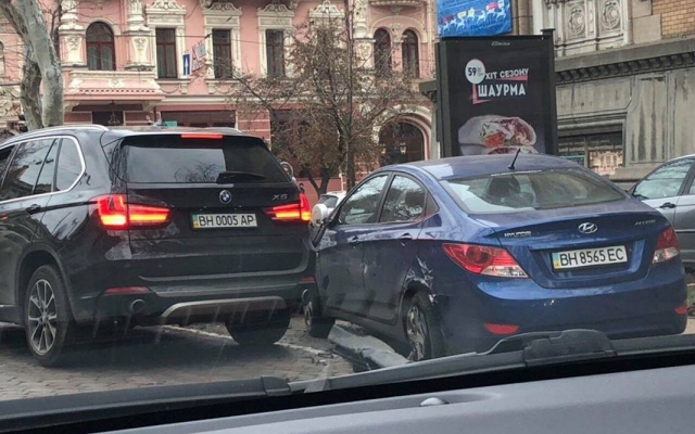 В центре Одессы джип протаранил автомобили и скрылся (ФОТО) Фото № 2 В центре Одессы джип протаранил автомобили и скрылся (ФОТО) Фото № 2