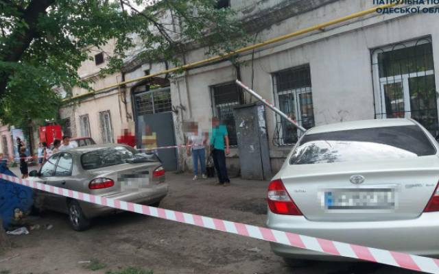 На Пересыпи иномарка влетела в стену дома (ФОТО) Фото № 0 На Пересыпи иномарка влетела в стену дома (ФОТО) Фото № 0
