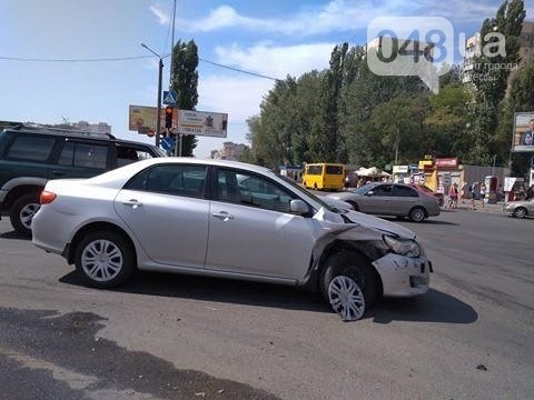 Сокрушительная авария на жилмассиве Котовского: автомобиль остался без колеса Фото № 1 Сокрушительная авария на жилмассиве Котовского: автомобиль остался без колеса Фото № 1