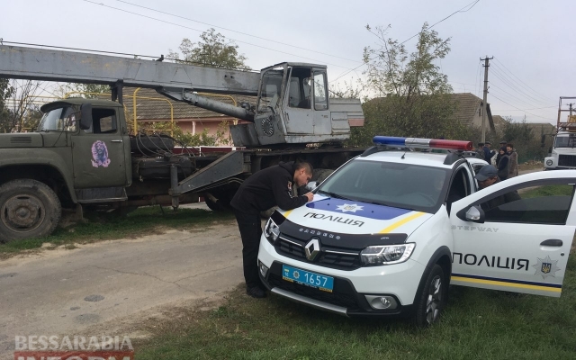 В Одесской области произошло ЧП: автокран повалил электрический столб Фото № 1 В Одесской области произошло ЧП: автокран повалил электрический столб Фото № 1