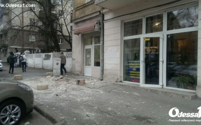 В центре Одессы с фасада дома обрушился карниз Фото № 1 В центре Одессы с фасада дома обрушился карниз Фото № 1