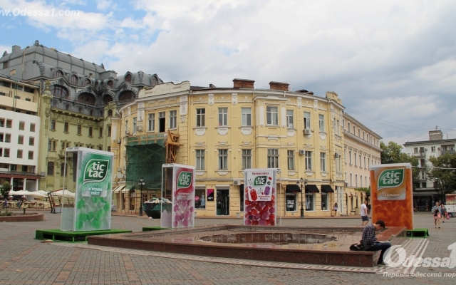 На Греческой площади замечены гигантские коробки конфет Фото № 2 На Греческой площади замечены гигантские коробки конфет Фото № 2