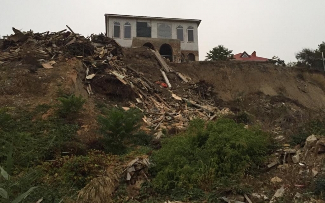 В Одессе КамАЗами сбрасывают мусор на оползнеопасный склон Фото № 3 В Одессе КамАЗами сбрасывают мусор на оползнеопасный склон Фото № 3