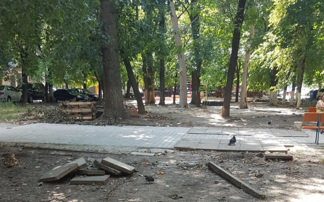 «Спасибо, уже не надо»: одесситы просят убрать мусор во дворе, который оставил кандидат в депутаты Фото № 1 «Спасибо, уже не надо»: одесситы просят убрать мусор во дворе, который оставил кандидат в депутаты Фото № 1