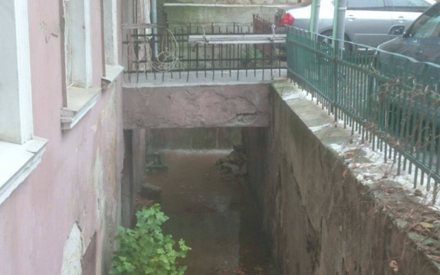 В центре города в Доме Маразли появился фонтан с кипящей водой Фото № 0 В центре города в Доме Маразли появился фонтан с кипящей водой Фото № 0
