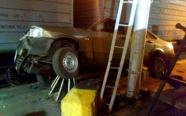 В Черноморске на паромной переправе автомобиль наехал на металлическую опору Фото № 1 В Черноморске на паромной переправе автомобиль наехал на металлическую опору Фото № 1