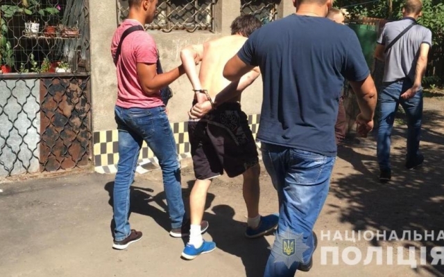 Житель Донецкой области угрожал одесским школьницам ножом Фото № 0 Житель Донецкой области угрожал одесским школьницам ножом Фото № 0