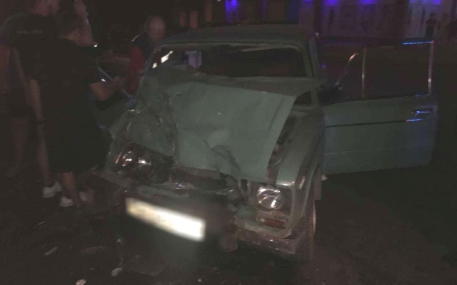 В Одессе легковушка врезалась в мусоровоз Фото № 0 В Одессе легковушка врезалась в мусоровоз Фото № 0