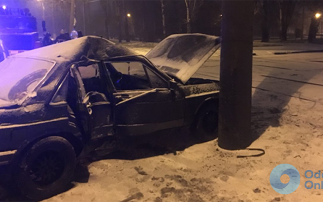 В Одессе Audi врезался в бетонный столб Фото № 0 В Одессе Audi врезался в бетонный столб Фото № 0