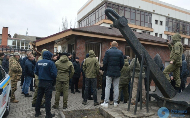 Пикет у стивидорной компании едва не закончился дракой (ФОТО) Фото № 1 Пикет у стивидорной компании едва не закончился дракой (ФОТО) Фото № 1