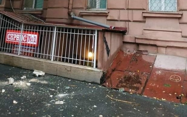 Кусок фасада чуть не убил ребенка Фото № 0 Кусок фасада чуть не убил ребенка Фото № 0